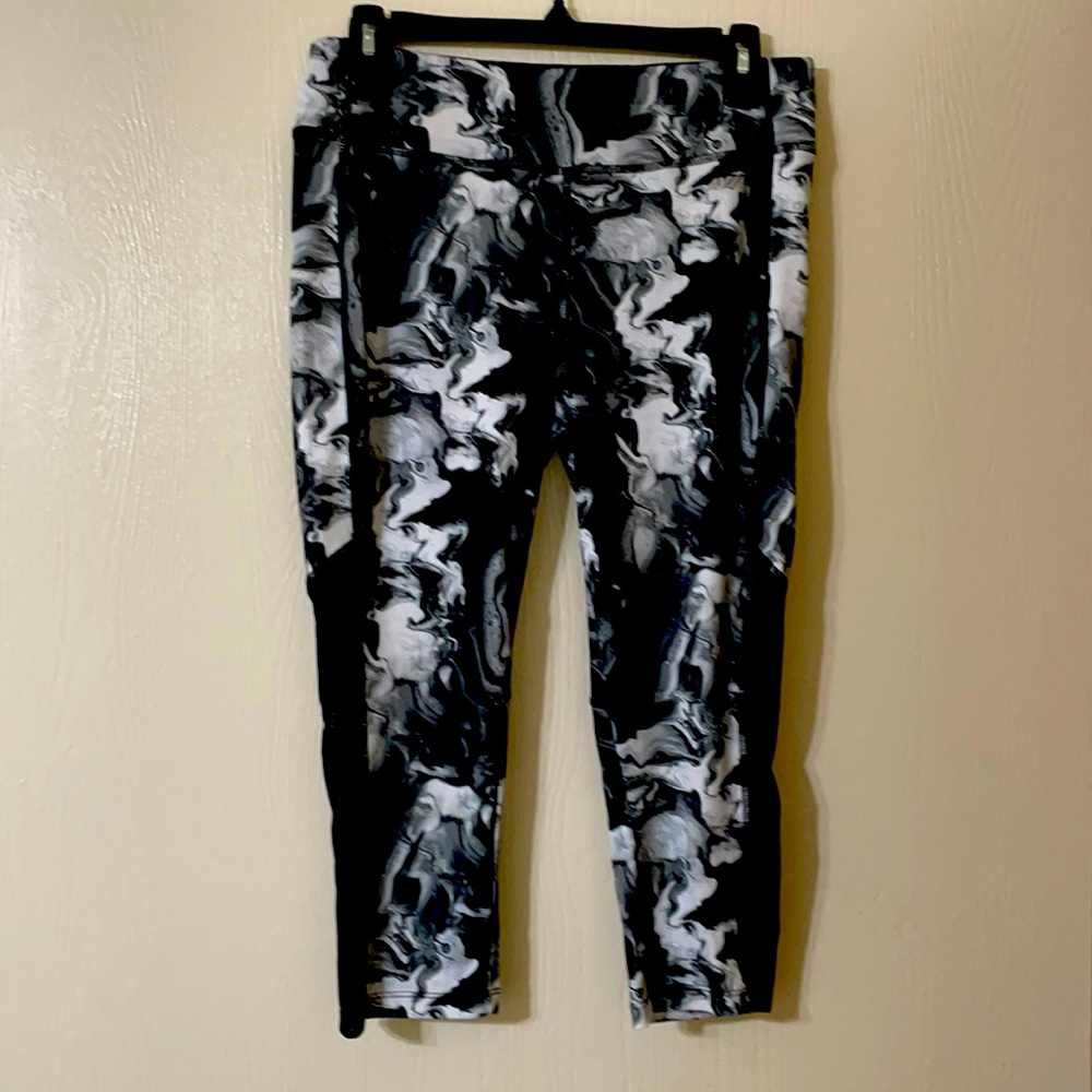 AVIA Black & White capri leggings with peek a boo legs. Size M